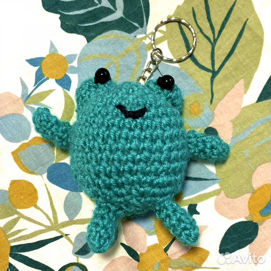 Вязаная игрушка-брелок Лягушка