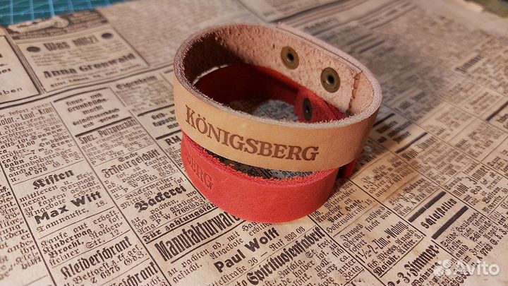 Кожаный браслет с тиснением 