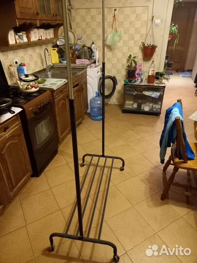 Вешалка напольная на колёсах