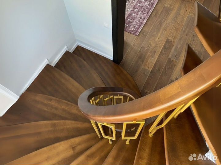 Деревянная лестница на второй этаж