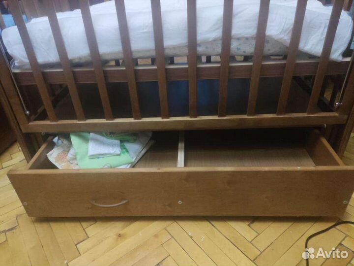 Детская кроватка с маятником и ящиком