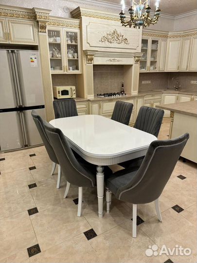 Стол и стулья