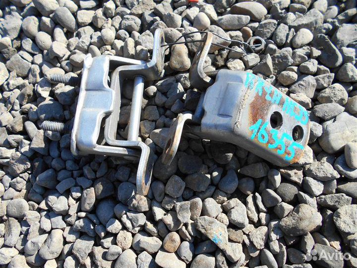 Петля дверная задняя левая Nissan Laurel HC35 RB20