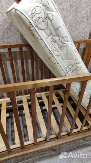 Детская кроватка с маятником