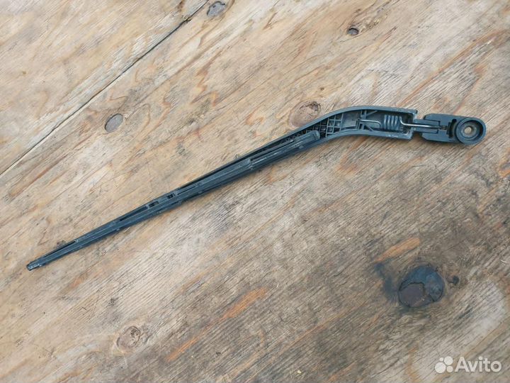 Щеткодержатель задний Toyota Prius 2 NHW20