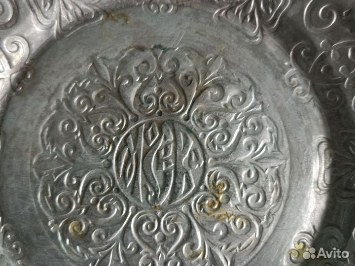 Металлическая тарелка