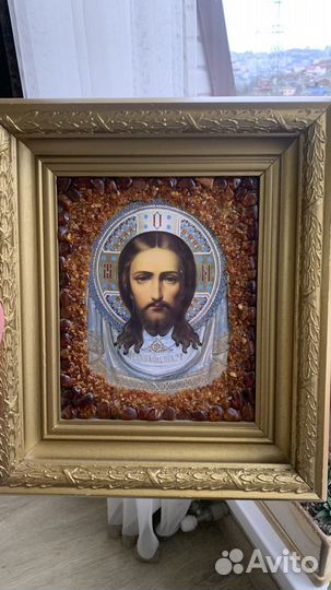 Икона украшена янтарем