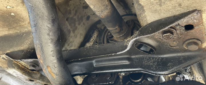 Траверса опора кронштейн коробки кпп Omega A