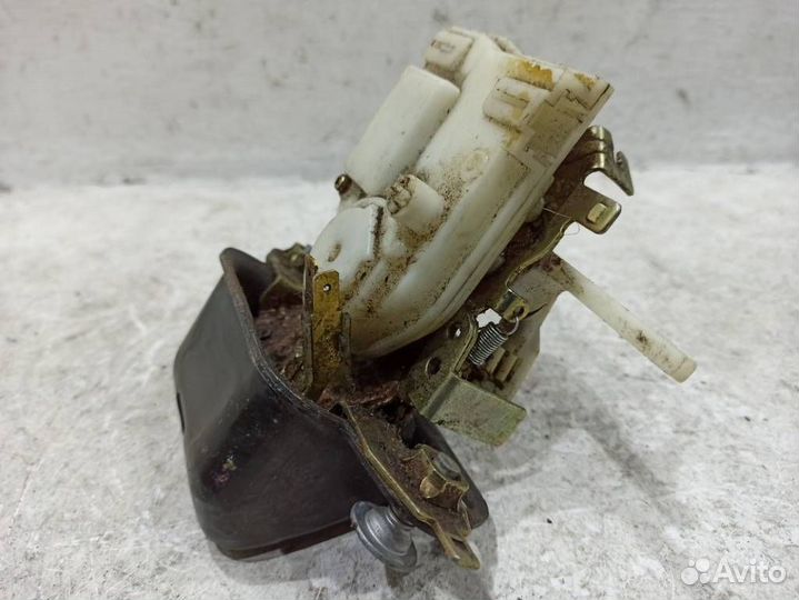 Замок двери багажника