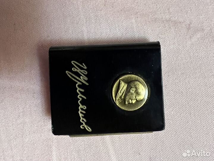 Редкий сувенир с мини фотографиями семьи Ульяновых