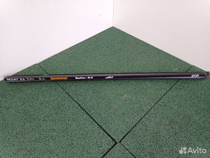 Накладка стекла зад лев двери внутр VW Passat B7