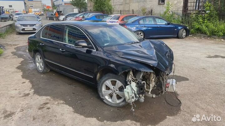 Кронштейн заднего бампера правый Skoda Superb (3T)