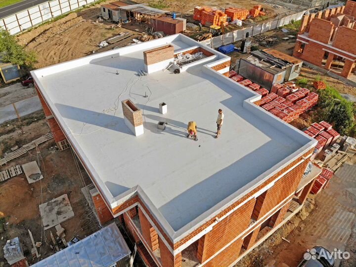 Плоская мембранная кровля частного дома
