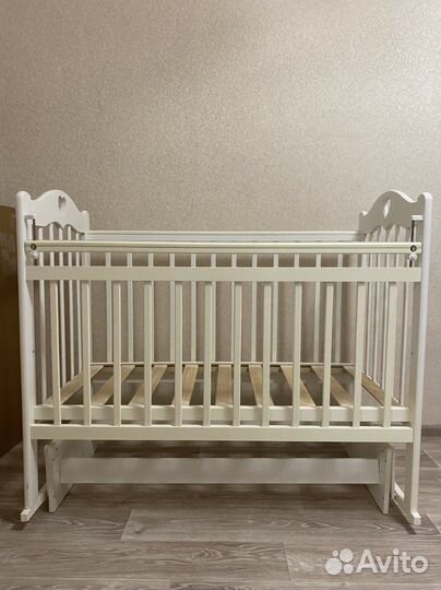 Детская кроватка с универсальным маятником