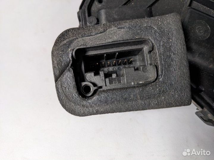 Замок двери задний правый Skoda Rapid 1.6 CWV 110