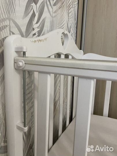 Детская кроватка с универсальным маятником