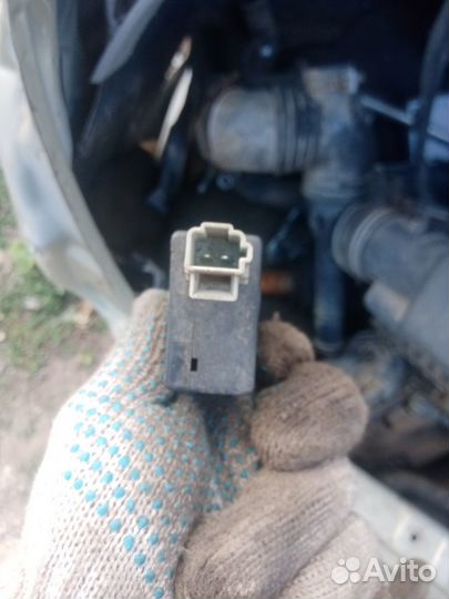 Активатор замка багажника Toyota Avensis 1