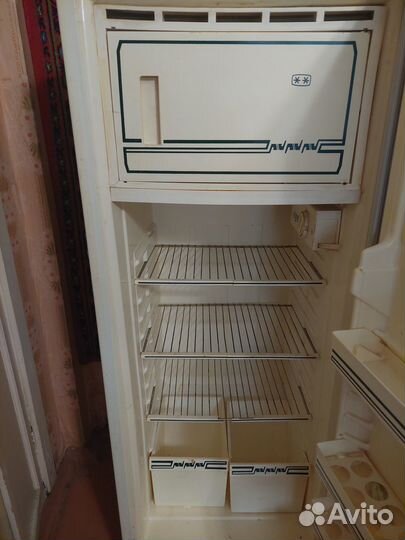 Холодильник, швейная машинка, стол-книжка