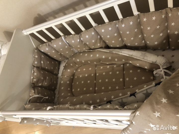 Детская кроватка и пеленальный комод