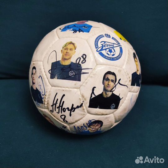 Футбольный мяч c автографами всей команды