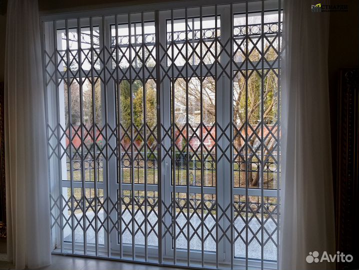 Решетка раздвижная на проем в магазин