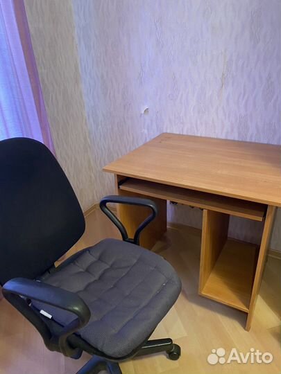 Офисный стул и стол