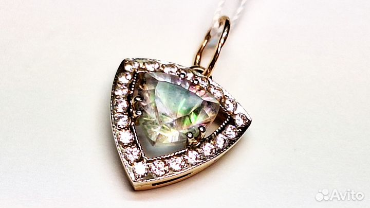 Золотая подвеска с камнем
