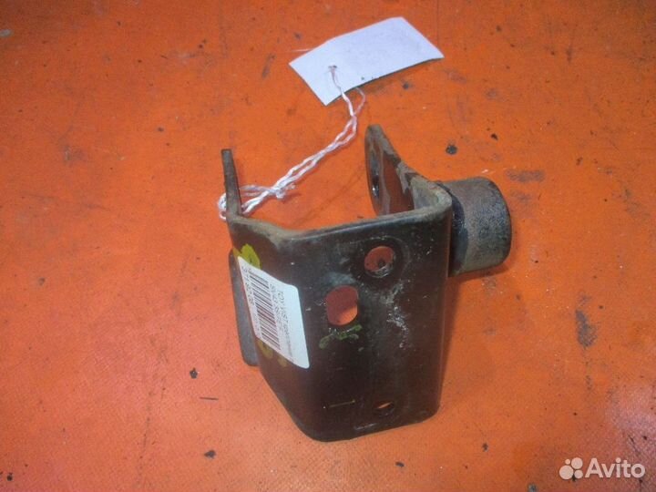 Крепление подушки двс Toyota Vista SV43 (Переднее)