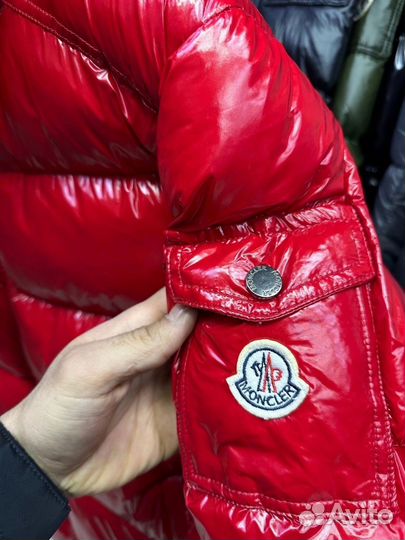 Пуховик moncler красный глянцевый