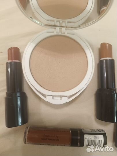 Минеральная пудра Deborah milano Dr.Hauschka помад