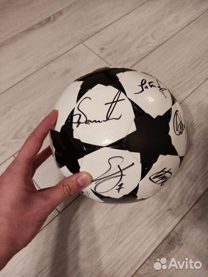 Футбольный мяч с автографами игроков фк Зенит