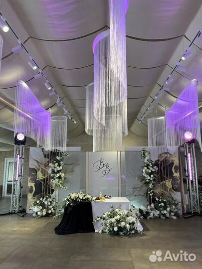 Свадебный стол молодоженов, украшение зала