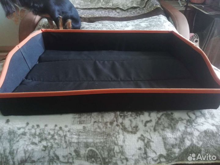 Лежак с мисками для собаки