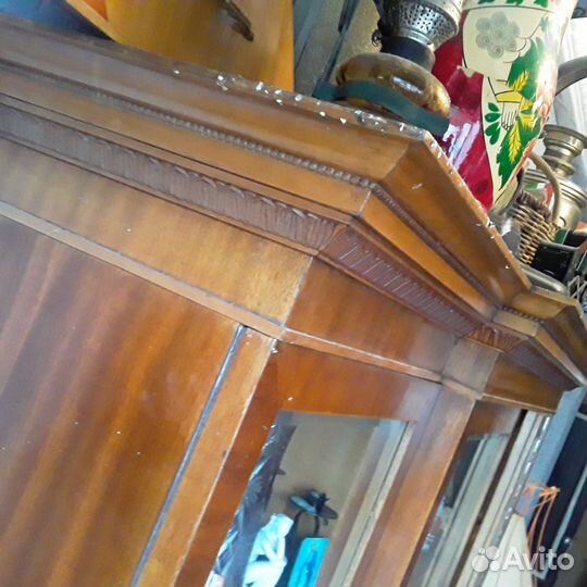 Старинный книжный шкаф или посудный