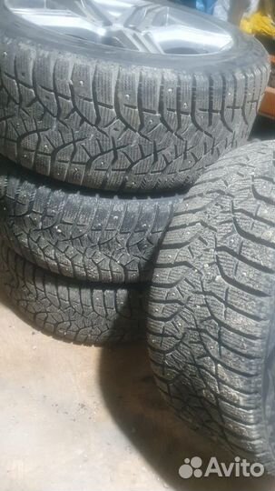 Bridgestone Blizzak Spike-02 245/45 R17 99T