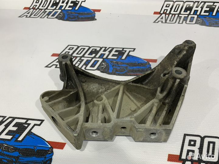 Кронштейн двигателя правый Volkswagen Passat CC