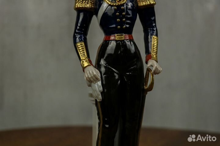 Фарфоровая фигура 