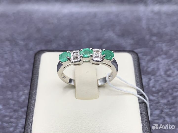 Новое золотое кольцо с изумрудом и бриллиантами