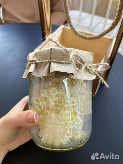 Подарок на праздник сотовый мёд нетронутый
