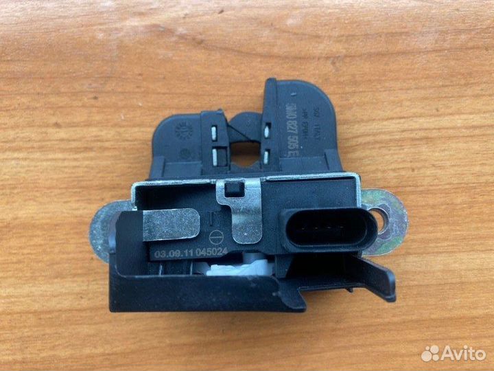 Замок крышки багажника Vw Tiguan cavd 2012