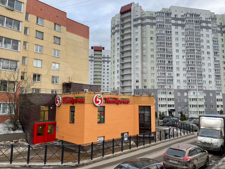 Помещение с сетевым продуктовым магазином в Буграх