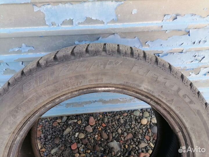 Bridgestone Blizzak Revo GZ 215/55 R17 94S