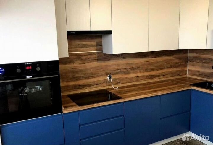 Уютный кухонный гарнитур в современном стиле