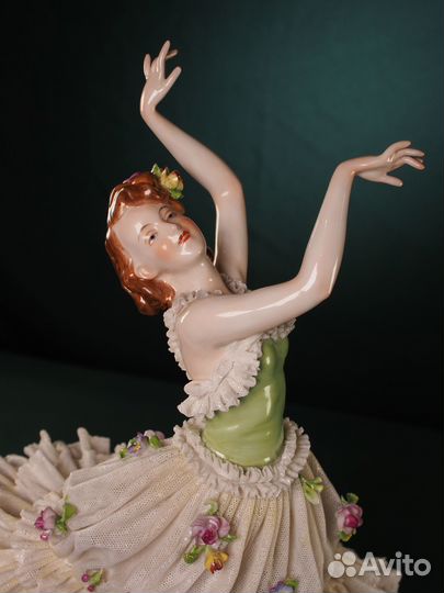 Кружевная фарфоровая статуэтка 