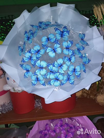 Букет с бабочками светится