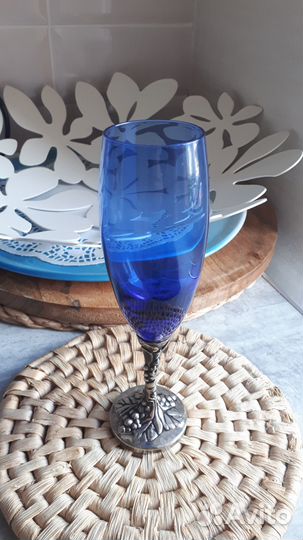 Бокал из синего стекла на металлич.ножке