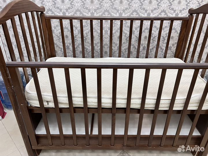 Кровать с маятником и матрасом