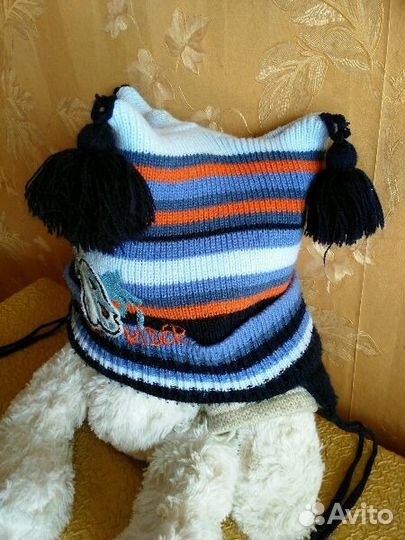 Шапка с тремя помпонами, как новая