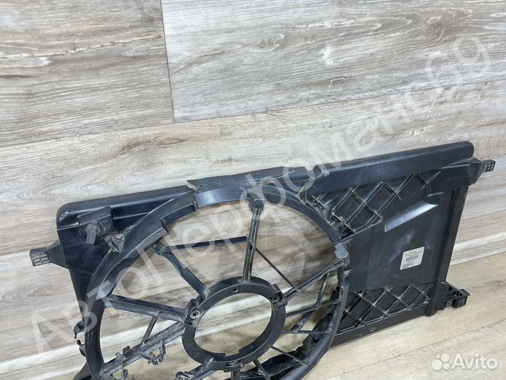 Диффузор радиатора (1.8 2.0) Focus 2 / Mazda 3 BK