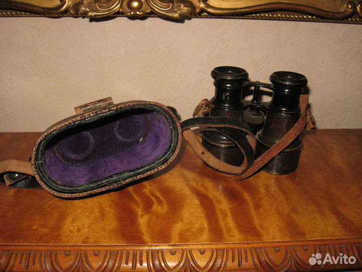 Старинный бинокль в футляре